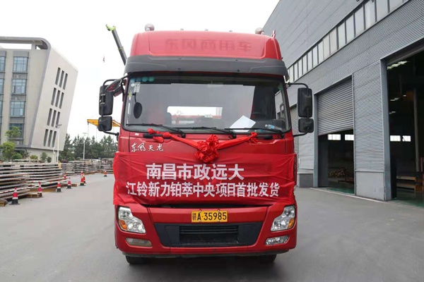 市政遠(yuǎn)大江鈴新力鉑萃中央項目首批PC構(gòu)件開始吊裝6001.jpg