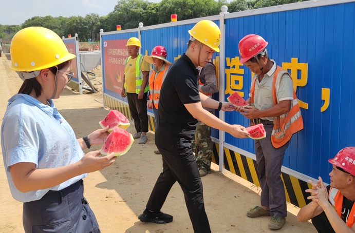 南昌市政建設(shè)集團(tuán)工會(huì)組織黨員開展夏日送清涼慰問(wèn)6910.jpg