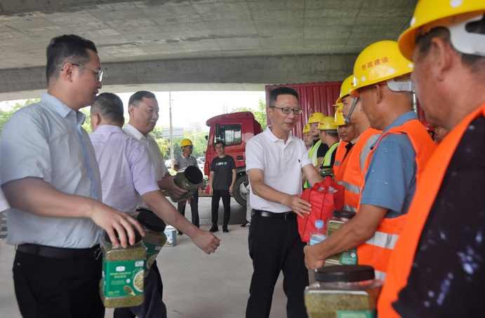 南昌市政公用集團鄭學(xué)平到工程建設(shè)一線送清涼6914.jpg