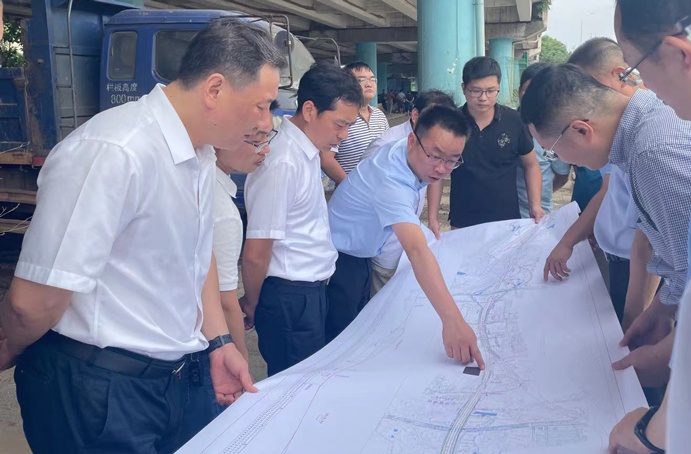市政公用集團(tuán)黨委副書記總經(jīng)理萬義輝蒞臨S49提升改造工程項(xiàng)目檢查指導(dǎo)6911.jpg