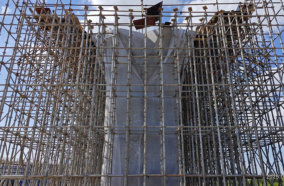 深圳大道互通立交項(xiàng)目鏡面墩柱工藝揭秘 定制不銹鋼模板誤差控制在2mm內(nèi) 深圳大道互通立交項(xiàng)目鏡面墩柱工藝揭秘 定制不銹鋼模板誤差控制在2mm內(nèi)