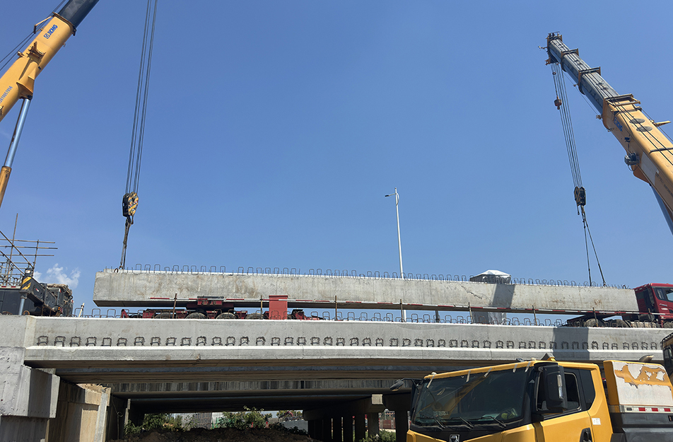 深南互通立交項目啟動預(yù)制空心板梁吊裝 25米梁體完成首件架設(shè)